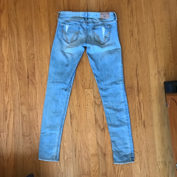 HOLLISTER - light wash skinny jeans w small rips - Picture 3 of 5